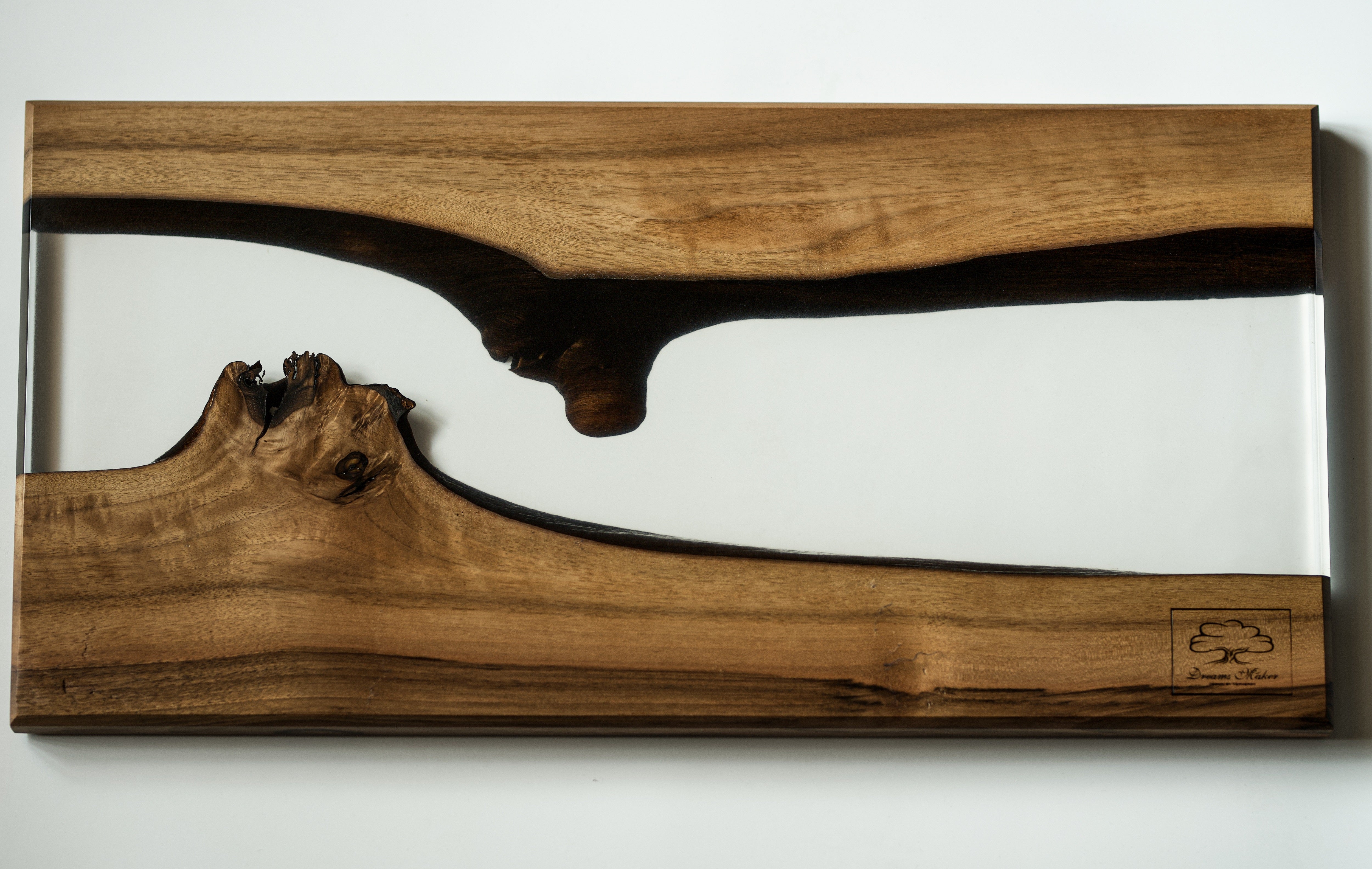 Serviertablett aus Nussbaum und Epoxidharz 59x29