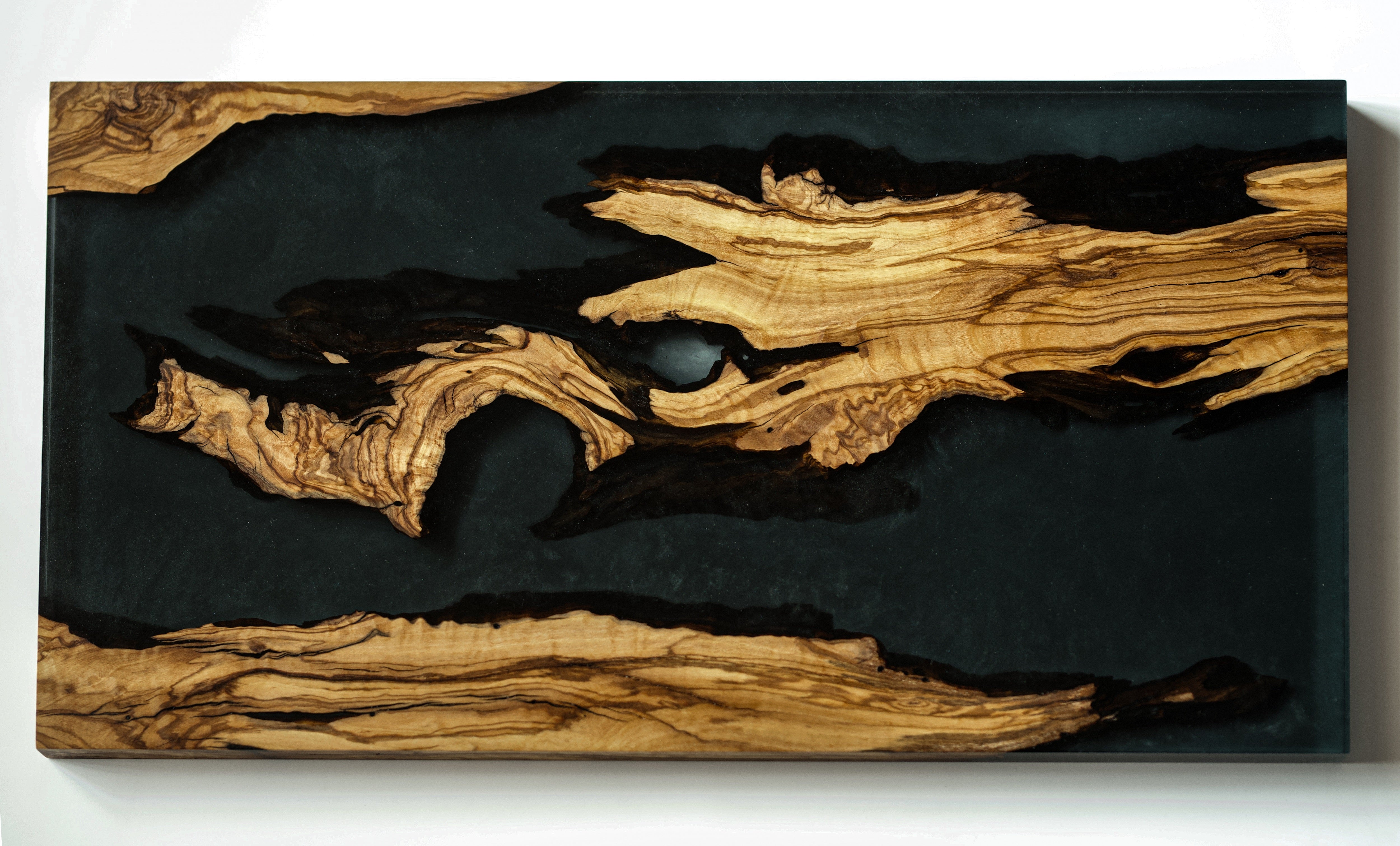Serviertablett aus Olivenholz und Epoxidharz 59x29