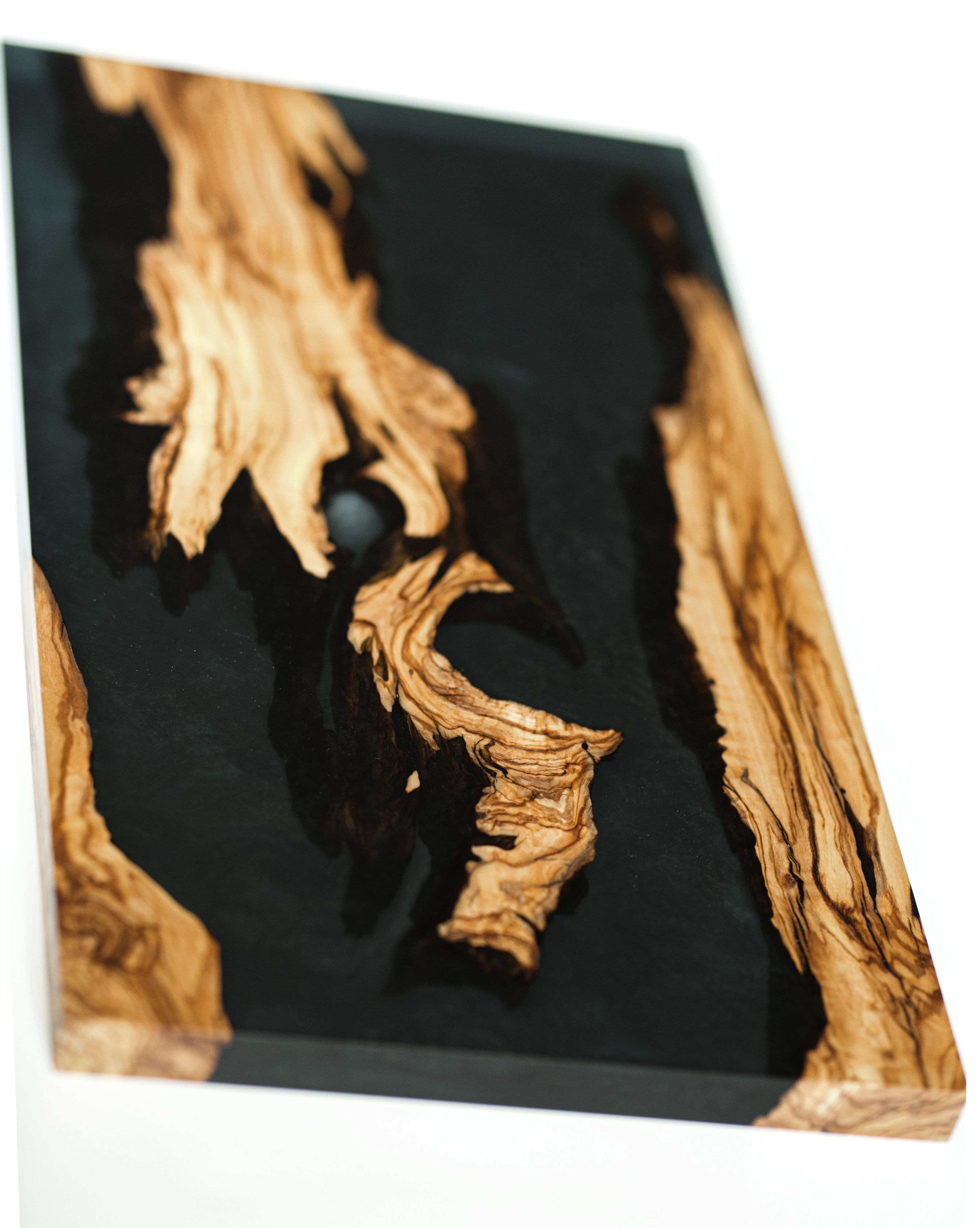 Serviertablett aus Olivenholz und Epoxidharz 59x29